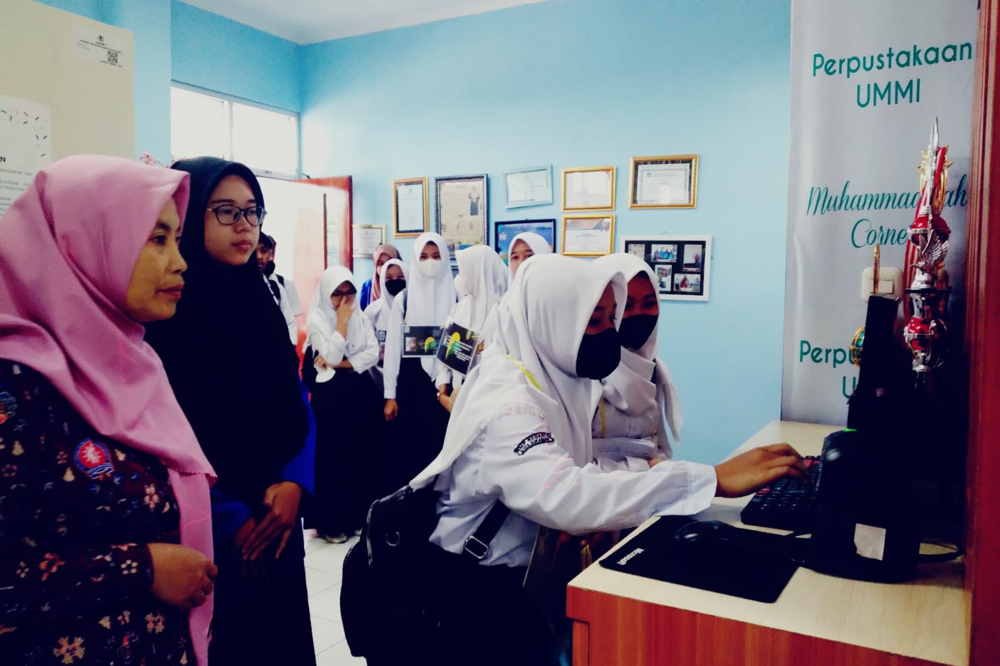 IPM Sukabumi dan Siswa/i SMA Muhammadiyah Labshool  Mengunjungi Perpustakaan UMMI