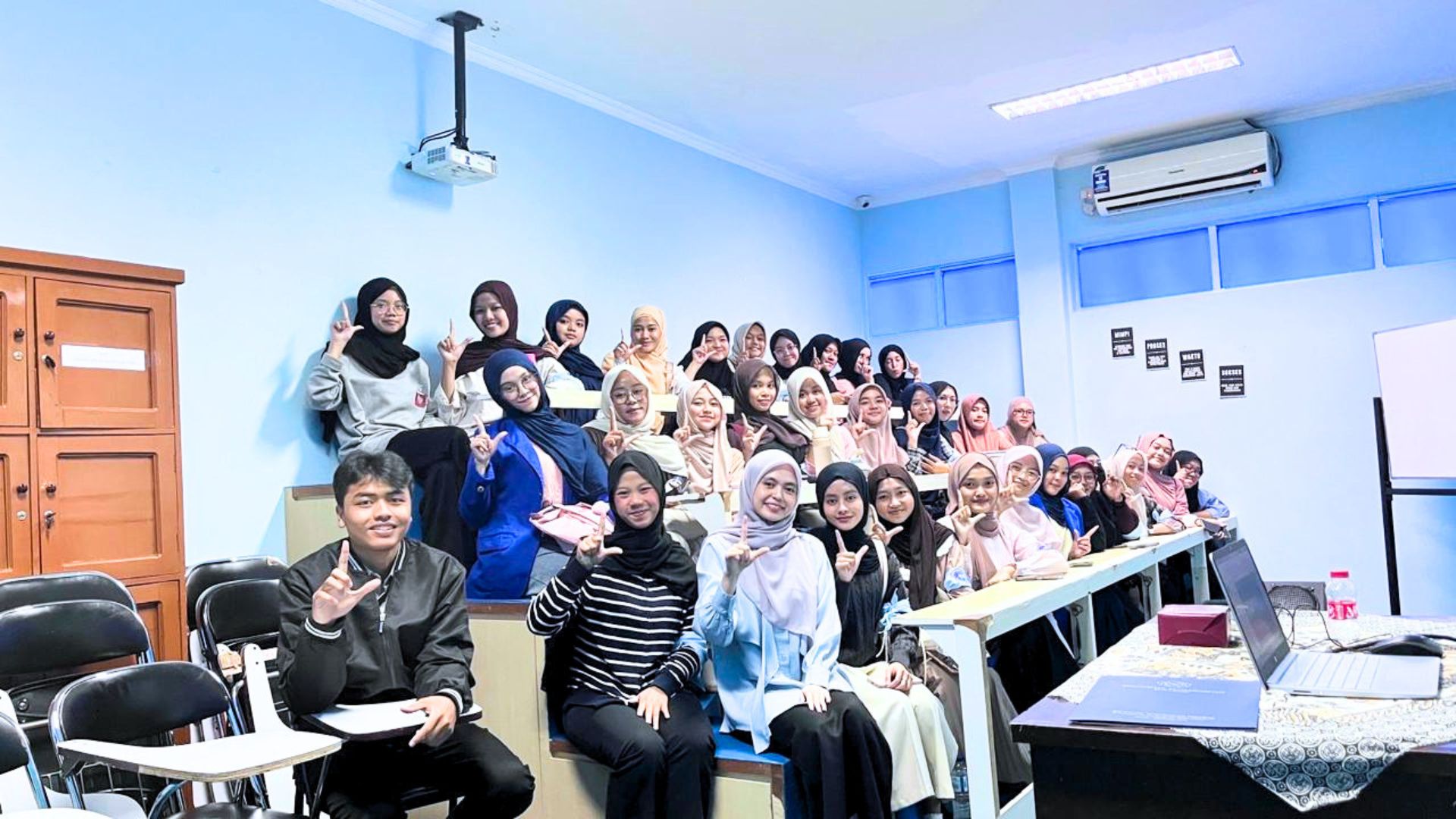 Kelas Literasi Informasi PGSD 1A & 1B: Pustakawan UMMI Bekali Materi Strategi Penelusuran Informasi